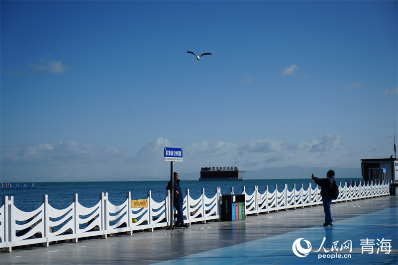 游客在青海湖二郎劍景區(qū)游玩。人民網(wǎng) 況玉攝