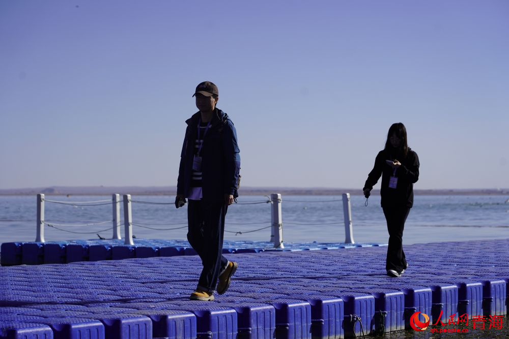 游人漫步在可魯克湖。人民網(wǎng) 陳明菊攝
