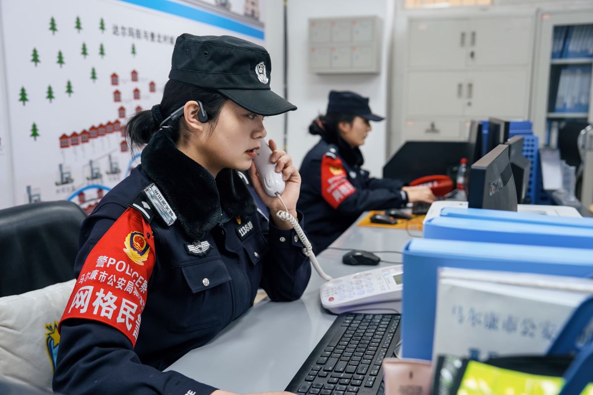 正在工作的女警們。劉一可攝