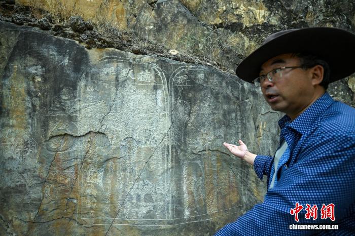 探訪巴塘茶馬古道遺跡山崖間藏著百年石刻群