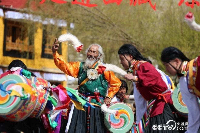 這里的人們，跳著從高原上長(zhǎng)出來(lái)的久河卓舞，舞動(dòng)人生，一代又一代。