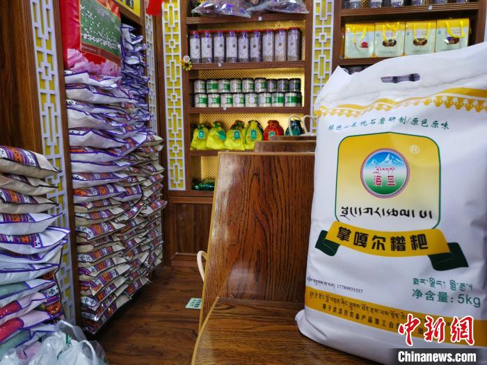 圖為洛桑旦增為自家青稞產(chǎn)品設(shè)計(jì)的商標(biāo)與特色包裝?！垈?攝