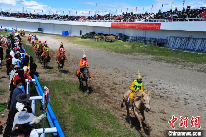 圖為少年騎手騎乘沒有馬鞍的賽馬，靠雙腳夾住馬馳騁在跑道上?！垈?攝