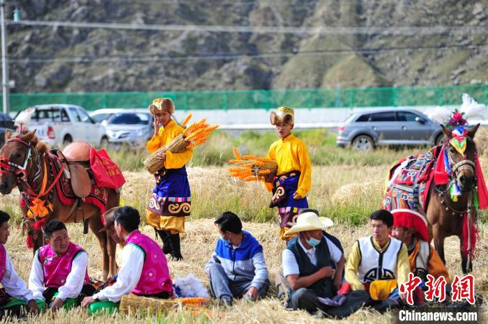 圖為等待登場的農牧民演員?！垈?攝