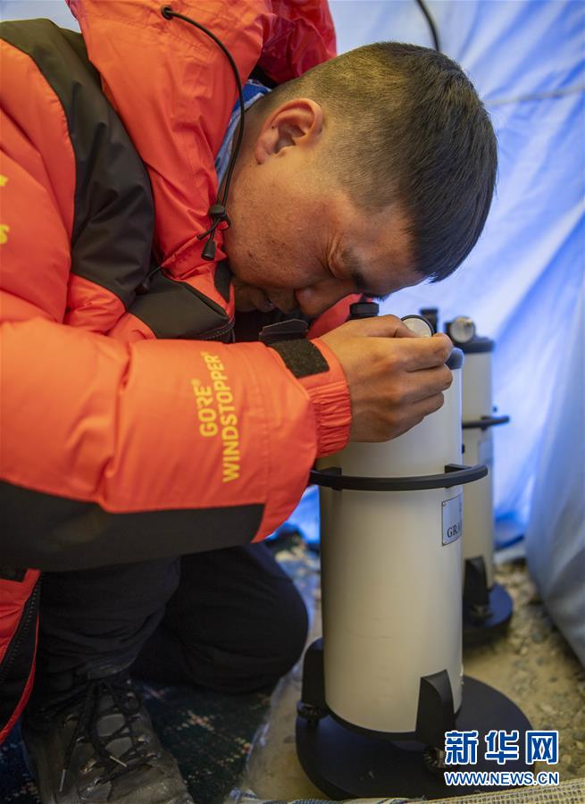 （新華全媒頭條·圖文互動）（9）往更高處長、往長春北京方向移動——來自海拔8848.86米的報告