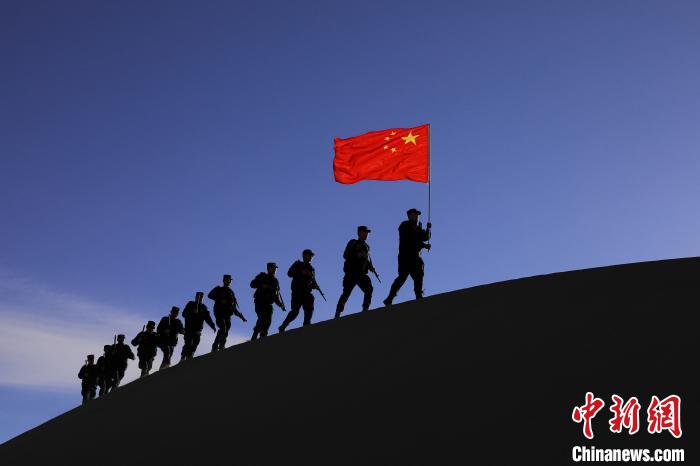 日喀則邊境管理支隊幾腳橋邊境檢查站民警在轄區(qū)開展巡邏工作?！↓埿▲P 攝