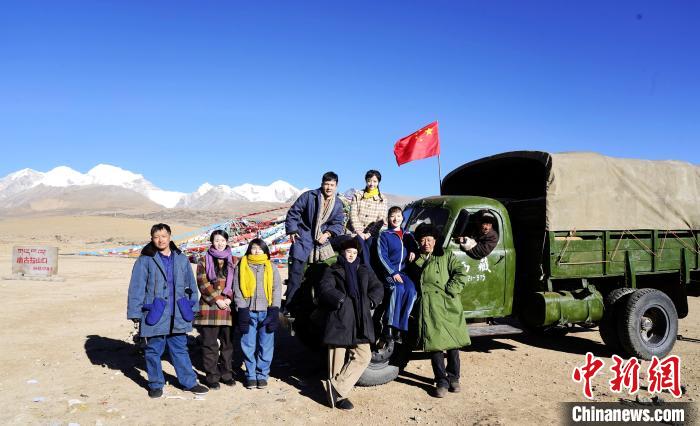 圖為電影《雪域青春》主創(chuàng)團(tuán)隊(duì)在西藏唐古拉山拍攝點(diǎn)。　攝制組供圖 攝