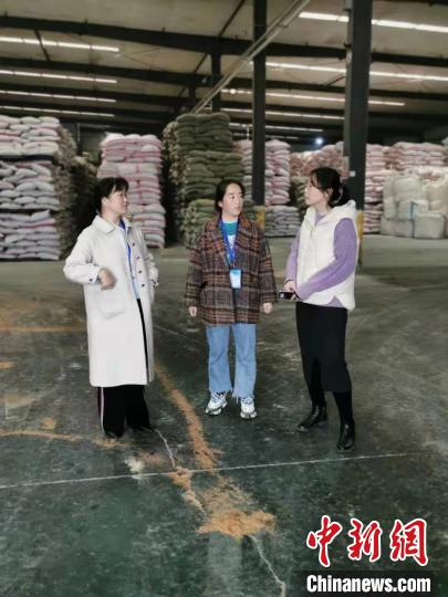 圖為次仁措姆(中)正在開展街道工作。<a target='_blank' ><p  align=