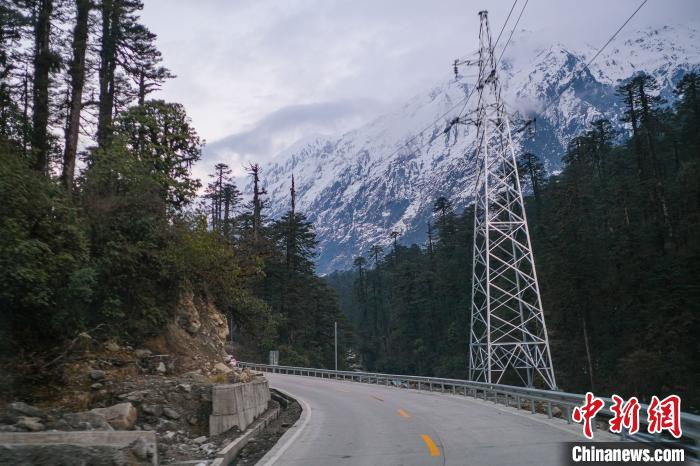 目前唯一進出墨脫的公路波墨公路?！『闻罾?攝