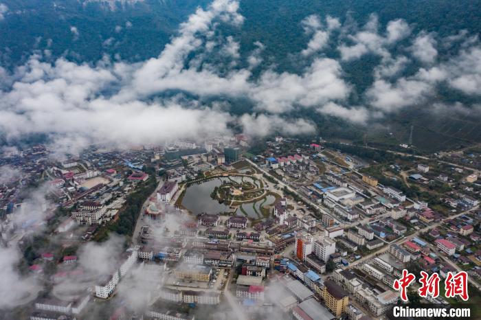 圖為墨脫縣城?！『闻罾?攝