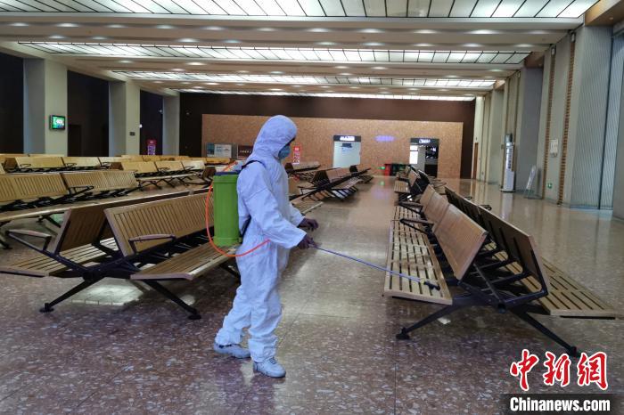 圖為拉薩車(chē)站工作人員在候車(chē)室進(jìn)行消毒。　李海星 攝