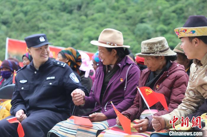 圖為李陽副所長(前排左一)與卓嘎、央宗姐妹共同參加愛國主義教育活動。　德吉 攝