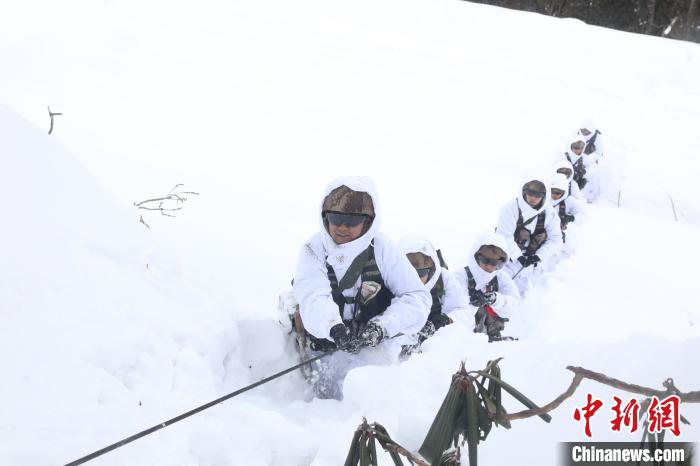 圖為依靠纜繩攀爬。　楊靜 攝