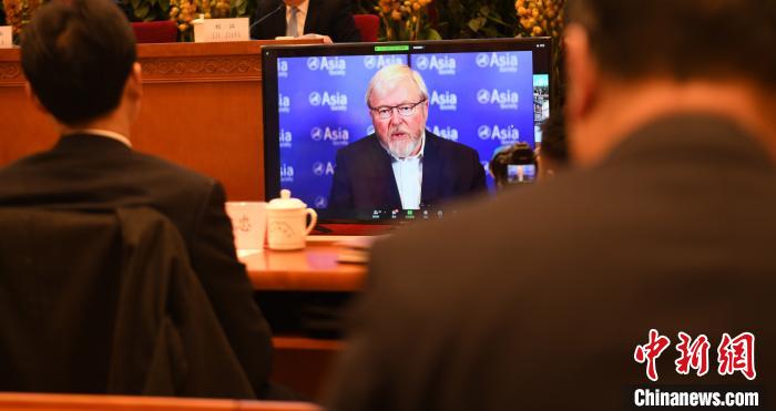 圖為外國(guó)專(zhuān)家通過(guò)線上進(jìn)行分享交流?！≮w朗 攝