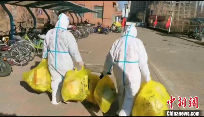 收集垃圾。　鐵西區(qū)委宣傳部 攝