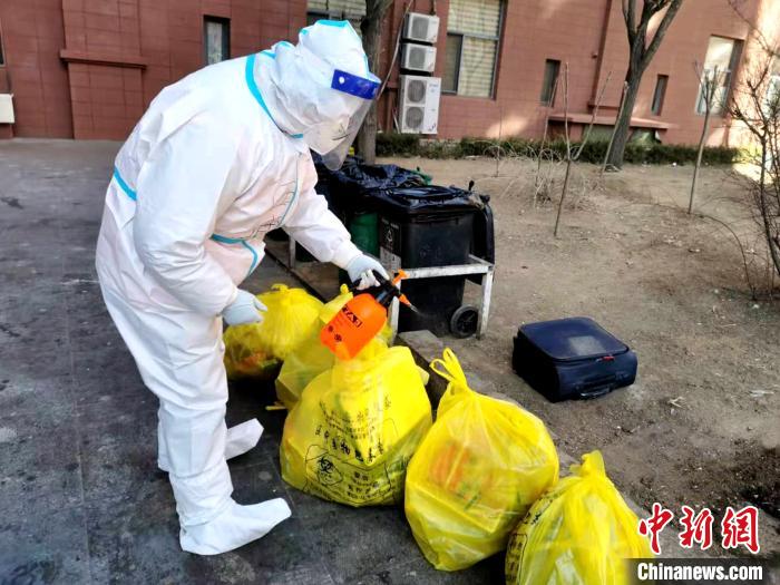 給垃圾做消殺?！¤F西區(qū)委宣傳部 攝