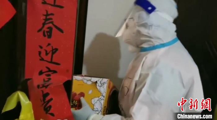 為封閉在家居民送快遞?！¤F西區(qū)委宣傳部 攝