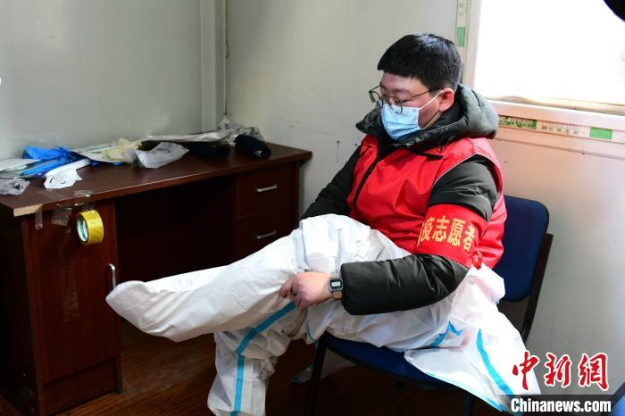 穿防護服?！¤F西區(qū)委宣傳部 攝