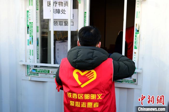 領防護用品?！¤F西區(qū)委宣傳部 攝