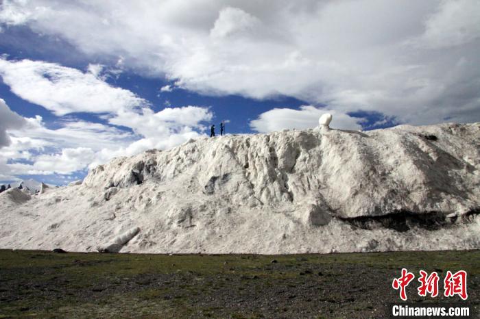 2016年7月冰崩后測量冰崩扇厚度。中科院青藏高原所 供圖