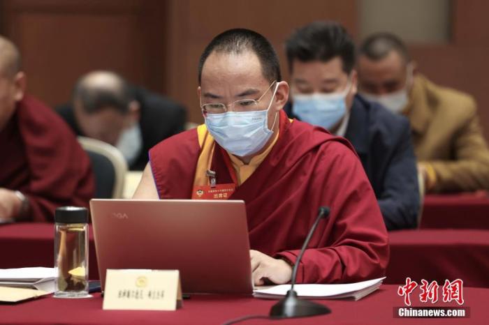 3月9日上午，全國政協(xié)十三屆四次會議舉行小組會議，討論“兩高”工作報告，審議各項決議和報告草案。圖為北京友誼賓館宗教界別委員小組會議現(xiàn)場，全國政協(xié)常委、中國佛教協(xié)會副會長、中國佛教協(xié)會西藏分會會長班禪額爾德尼·確吉杰布參加討論。<a target='_blank' ><p  align=