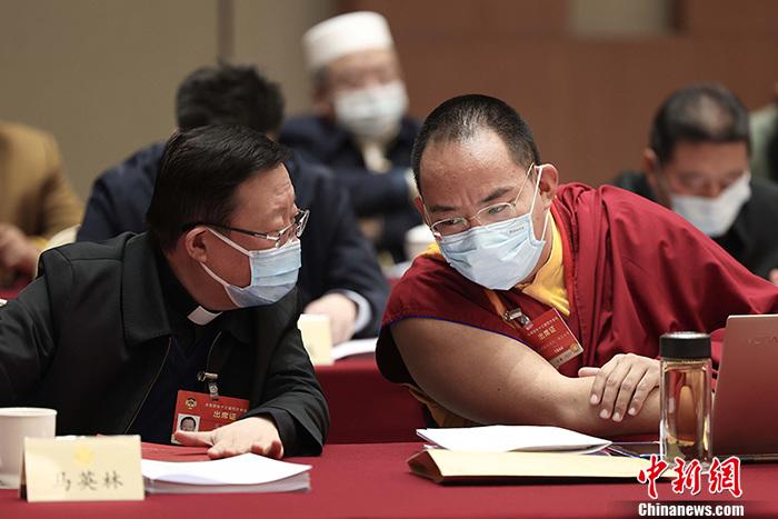 3月9日上午，全國政協(xié)十三屆四次會議舉行小組會議，討論“兩高”工作報告，審議各項決議和報告草案。圖為北京友誼賓館宗教界別委員小組會議現(xiàn)場，全國政協(xié)常委、中國佛教協(xié)會副會長、中國佛教協(xié)會西藏分會會長班禪額爾德尼·確吉杰布(右)與全國政協(xié)常委、中國天主教主教團主席馬英林(左)交流。<a target='_blank' ><p  align=