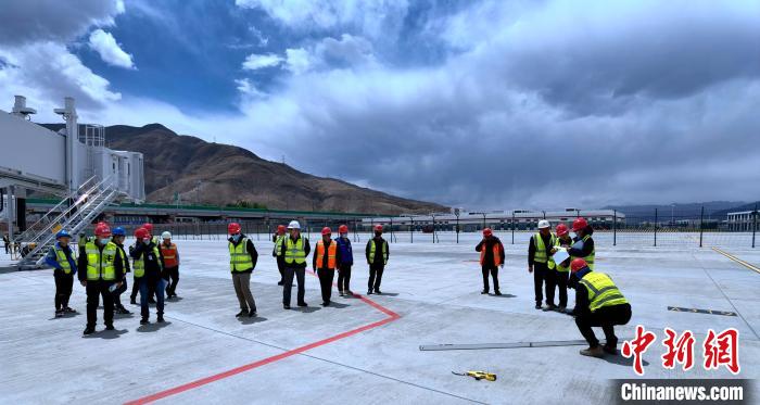 圖為驗收組驗收項目。　旦增旺扎 攝