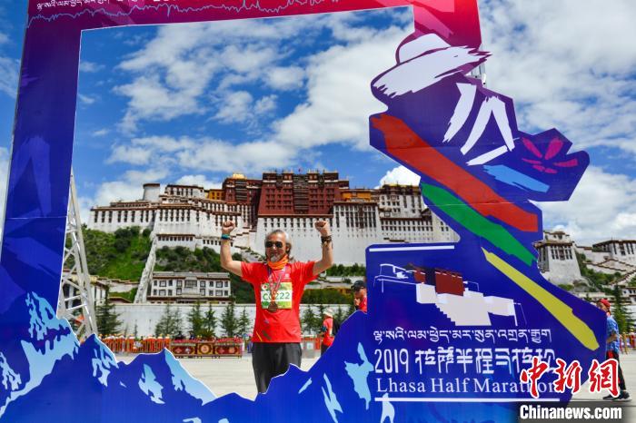 資料圖為2019年8月18日，拉薩舉行半程馬拉松賽?！〗w波 攝