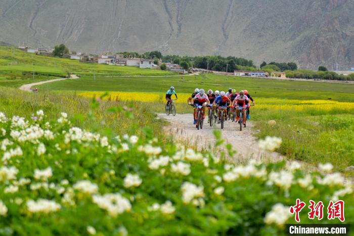 資料圖為2019年，西藏拉薩在堆龍德慶區(qū)舉行楚布溝山地自行車越野賽?！〗w波 攝