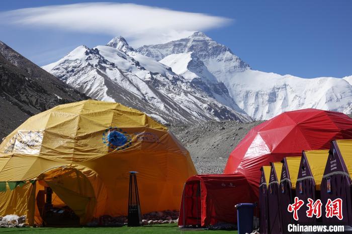 5月9日的珠峰北坡登山大本營?！∪轿木?攝