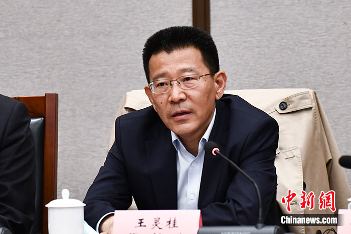 5月16日，由中國(guó)社會(huì)科學(xué)院西藏智庫(kù)、中國(guó)社會(huì)科學(xué)院民族學(xué)與人類學(xué)研究所主辦的第五屆西藏智庫(kù)國(guó)際論壇在北京舉行。中國(guó)社會(huì)科學(xué)院副院長(zhǎng)王靈桂在致辭中表示，今年是西藏和平解放70周年，西藏人民團(tuán)結(jié)奮斗，把貧窮落后的舊西藏建設(shè)成經(jīng)濟(jì)發(fā)展、文化繁榮、社會(huì)進(jìn)步、環(huán)境良好、生活幸福的社會(huì)主義新西藏，西藏歷史上第一次徹底消滅了絕對(duì)貧困，同全國(guó)人民一起，西藏各族人民已經(jīng)走進(jìn)全面建成小康社會(huì)的新時(shí)代，進(jìn)入歷史發(fā)展的新坐標(biāo)。 <a target='_blank' ><p  align=