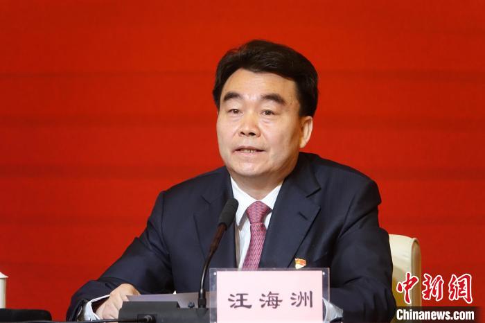 汪海洲在發(fā)布會上介紹西藏自治區(qū)黨史學習教育開展情況?！∪轿木?攝