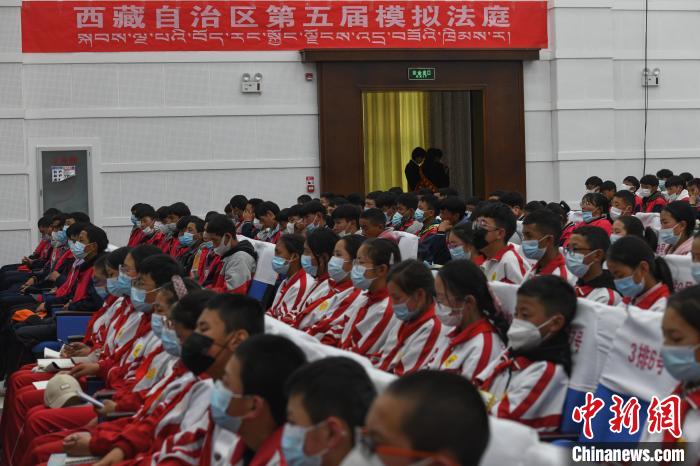 圖為西藏自治區(qū)第五屆模擬法庭現(xiàn)場?！∝暩聛硭?攝