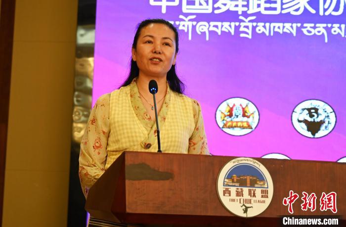 圖為西藏自治區(qū)舞蹈家協(xié)會(huì)主席達(dá)娃拉姆致辭?！≮w朗 攝