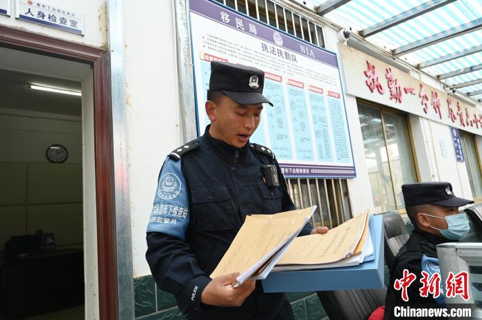 圖為洛桑朗嘎向記者展示卷宗。　趙朗 攝