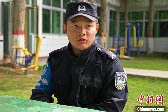 圖為邊煒接受記者采訪?！≮w朗 攝