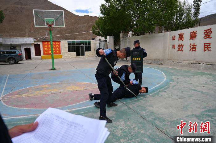 圖為移民管理警察進(jìn)行警務(wù)技能考核?！≮w朗 攝