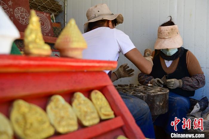 圖為6月14日，拉薩的手工藝人制作“擦擦”。 <a target='_blank' ><p  align=