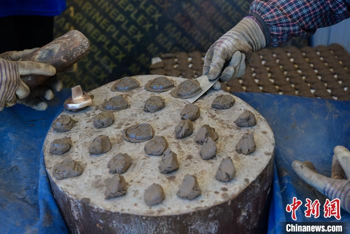 6月14日，拉薩的手工藝人制作“擦擦”。 <a target='_blank' ><p  align=