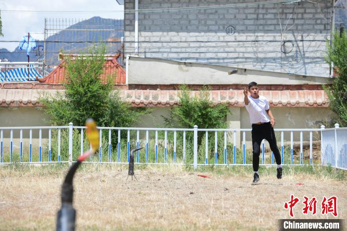 圖為西藏自治區(qū)拉薩市賽馬場內市民在體驗“打牛角”項目?！∝暩聛硭?攝