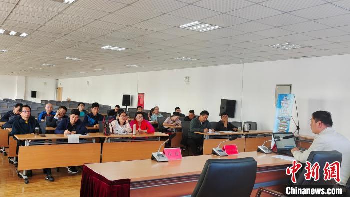 圖為培訓(xùn)會現(xiàn)場?！∝暽＠?攝