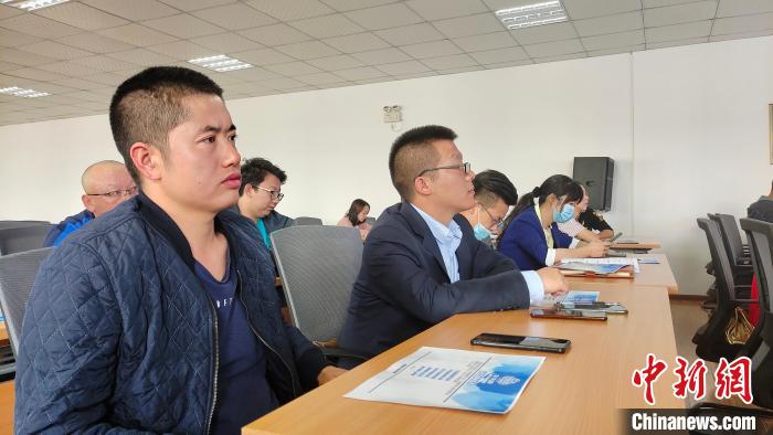 圖為培訓(xùn)會現(xiàn)場?！∝暽＠?攝