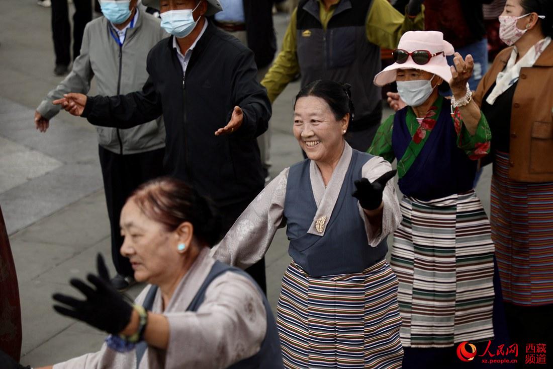拉薩市民在宗角祿康公園跳鍋莊舞。人民網(wǎng) 次仁羅布攝