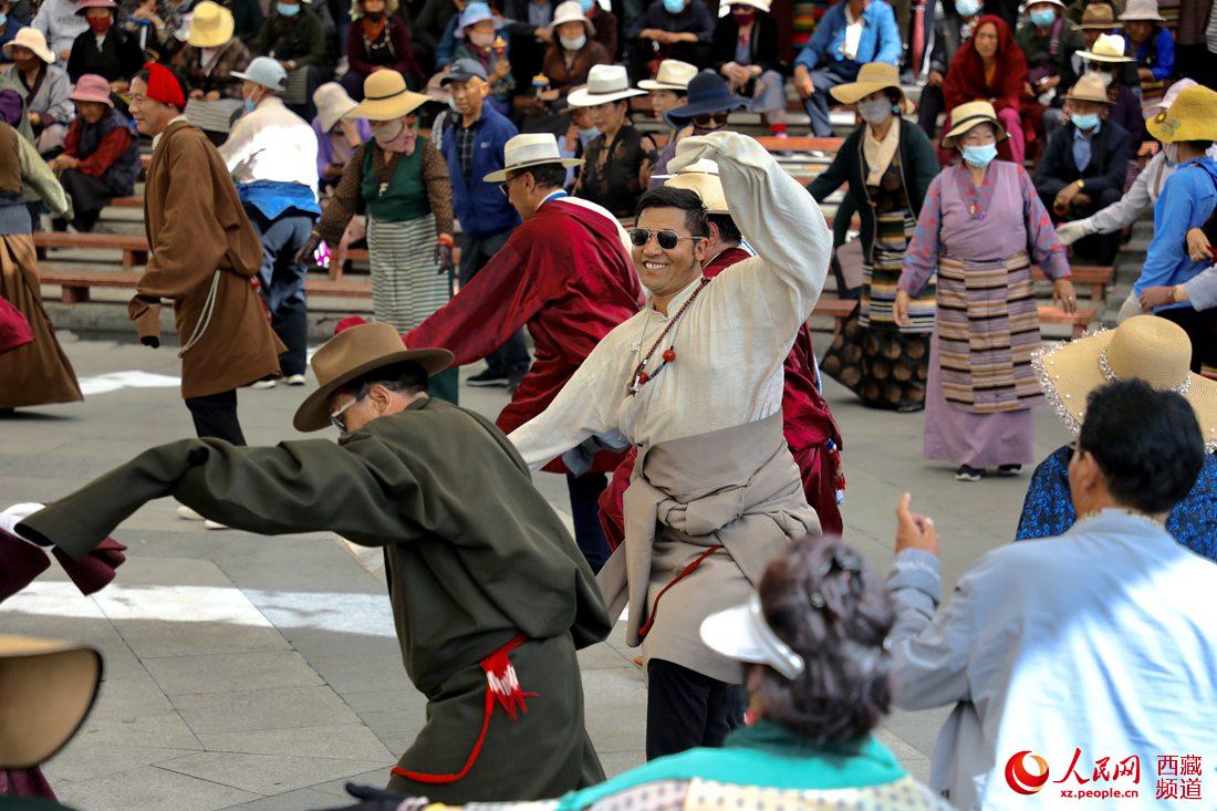 拉薩市民在宗角祿康公園跳鍋莊舞。人民網(wǎng) 次仁羅布攝