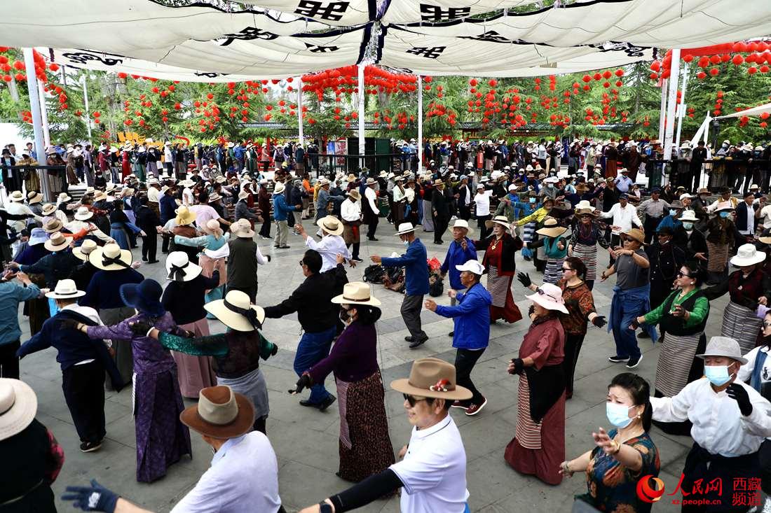 拉薩市民在宗角祿康公園跳鍋莊舞。人民網(wǎng) 次仁羅布攝
