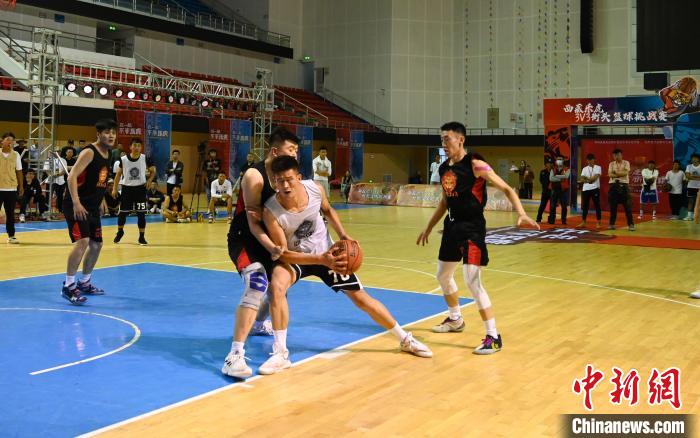 圖為西藏美康隊(白色球衣)對決雪域兄弟隊。　趙朗 攝