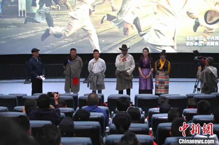 圖為主創(chuàng)人員分享譯制過(guò)程?！≮w朗 攝