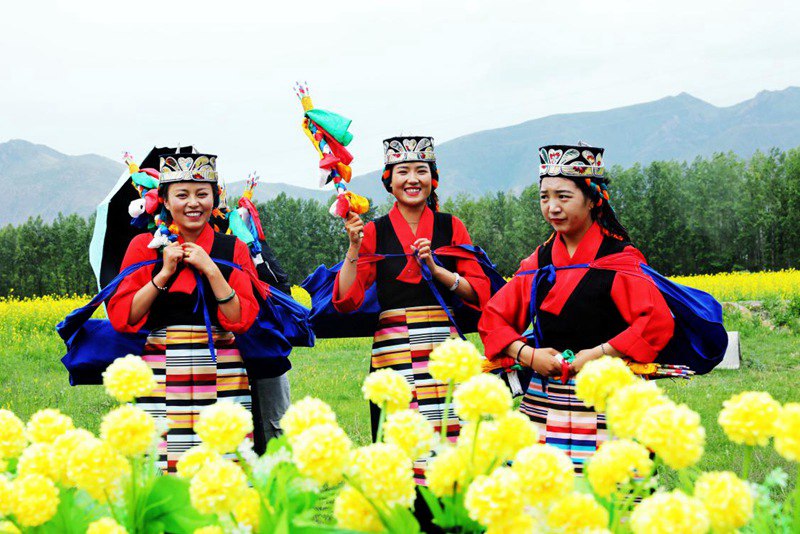 笑靨如花的群眾。洛?？酥閿z