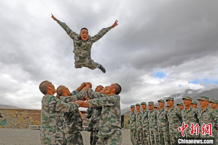 新兵進行“空中燕子飛”。　王鵬程 攝