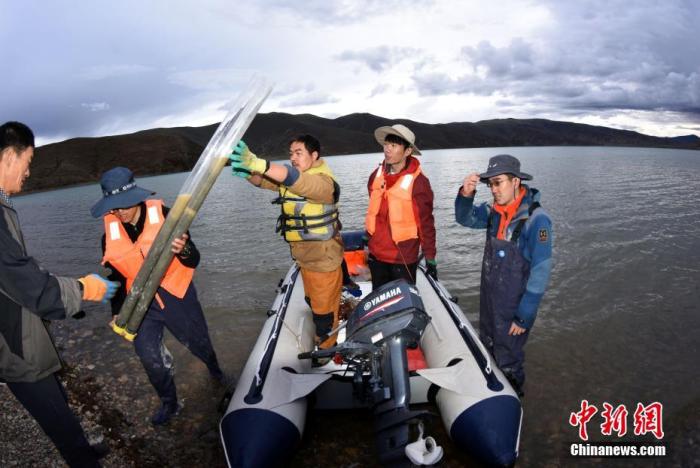 圖為科考隊(duì)員順利完成浪錯(cuò)采樣滿(mǎn)載而歸。 <a target='_blank' ><p  align=